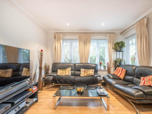 Flat for sale in Twickenham, Greater London