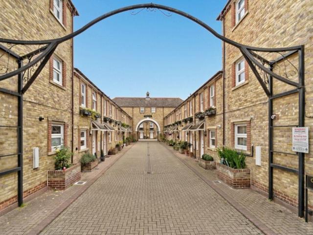 Flat for sale in Earlsfield, Greater London