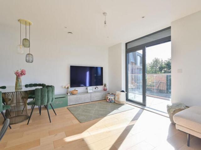 Flat for sale in Watford, Hertfordshire