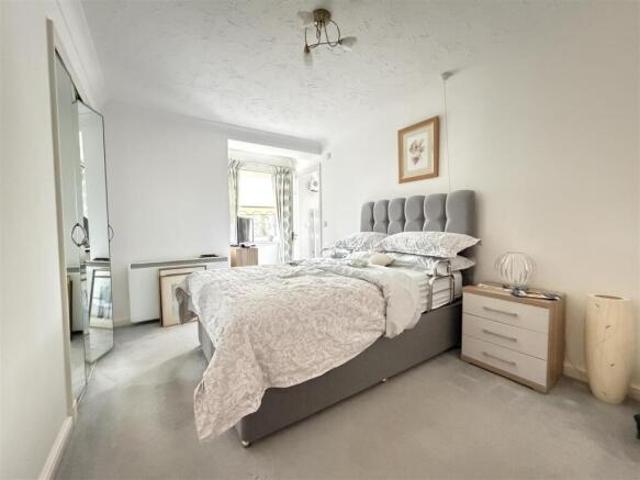 Flat for sale in Bothwell, Scotland