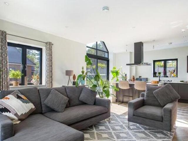 House for sale in Hillview, Surrey