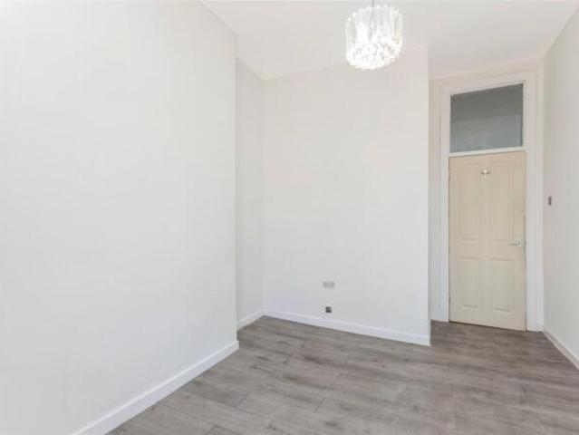 Flat for sale in Cathcart, Scotland