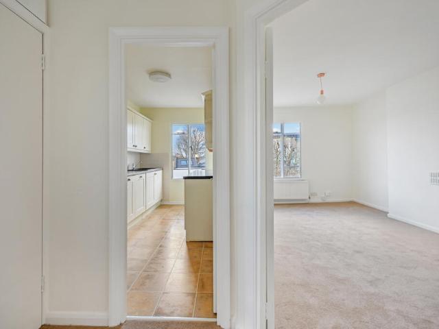 Flat for sale in Shepherd's Bush, Greater London