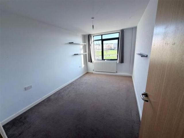 Flat for sale in Follaton, Strode
