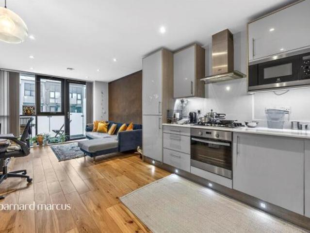 Flat for sale in Wallington, Greater London