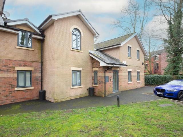 Flat for sale in Bolton