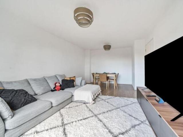 Flat for sale in Charlton, Greater London