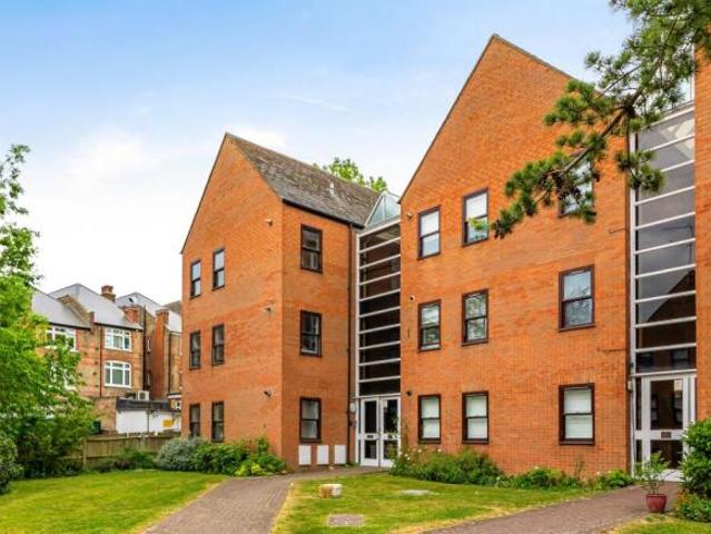 Flat for sale in Enfield, Greater London