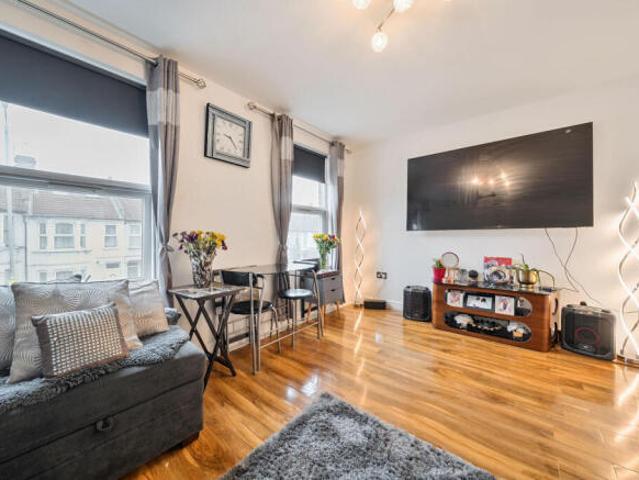 Flat for sale in Walthamstow, Greater London