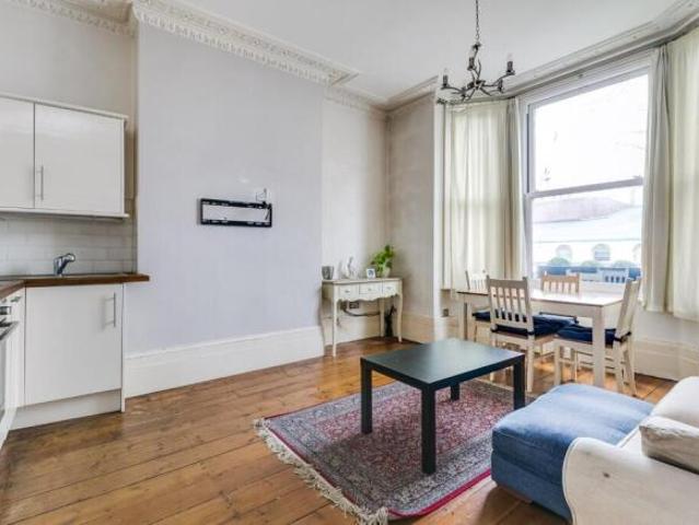 Flat for sale in Chiswick, Greater London