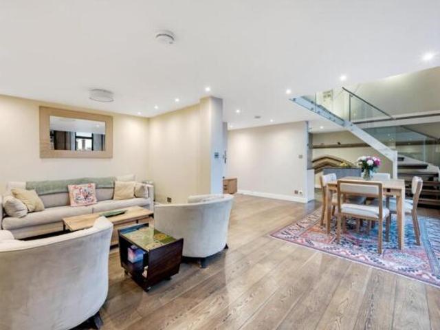 Flat for sale in Kew, Greater London