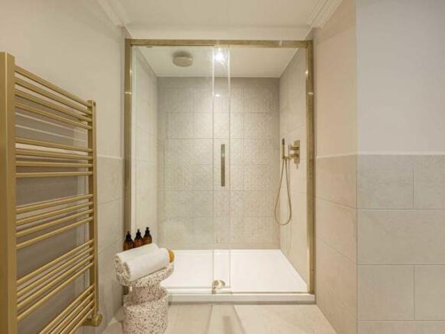 Flat for sale in Isleworth, Greater London