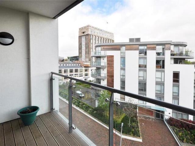 Flat for sale in Brentford End, Greater London