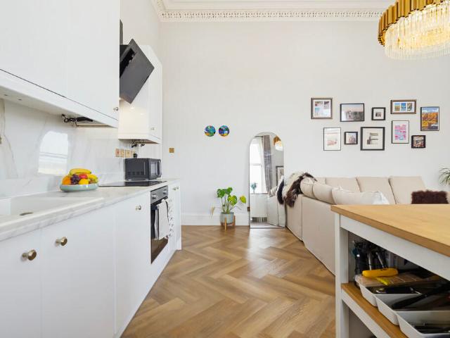 Flat for sale in Kelvinside, Scotland