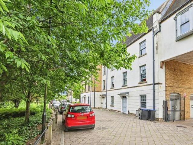 Flat for sale in Northampton, Northamptonshire