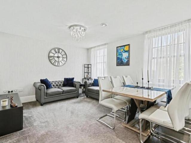 Flat for sale in Northampton, Northamptonshire