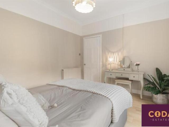 Flat for sale in Milngavie, Scotland