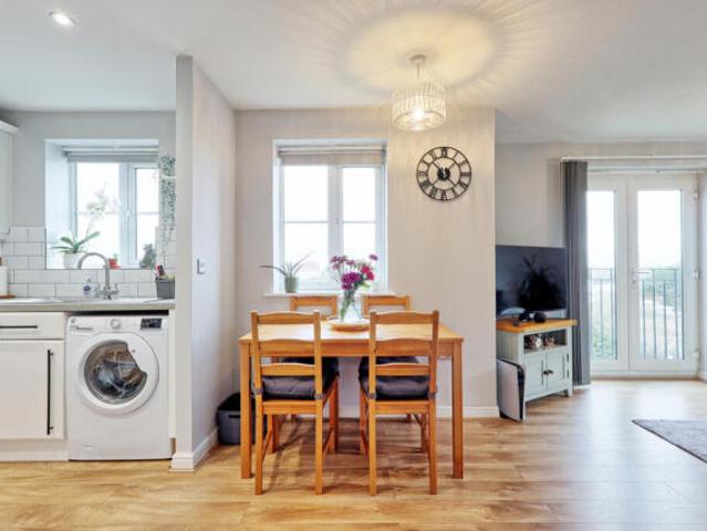 Flat for sale in Purfleet, Essex