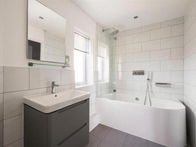 Flat for sale in Chingford, Greater London