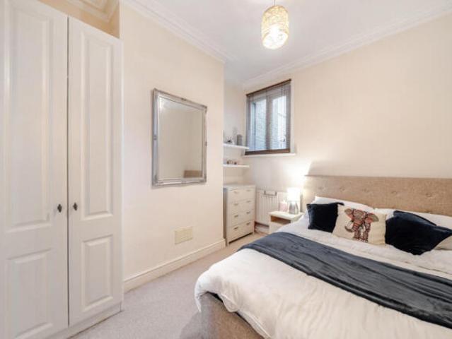 Flat for sale in Tooting Graveney, Greater London