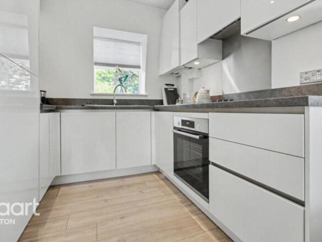 Flat for sale in Wallington, Greater London