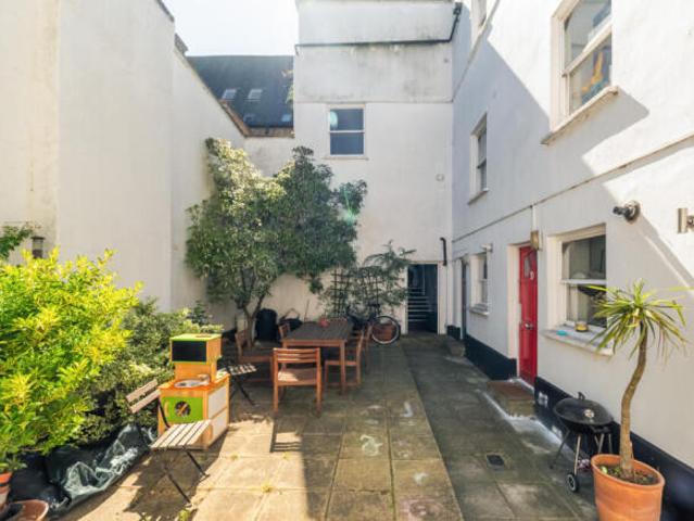 Flat for sale in Cat Hill