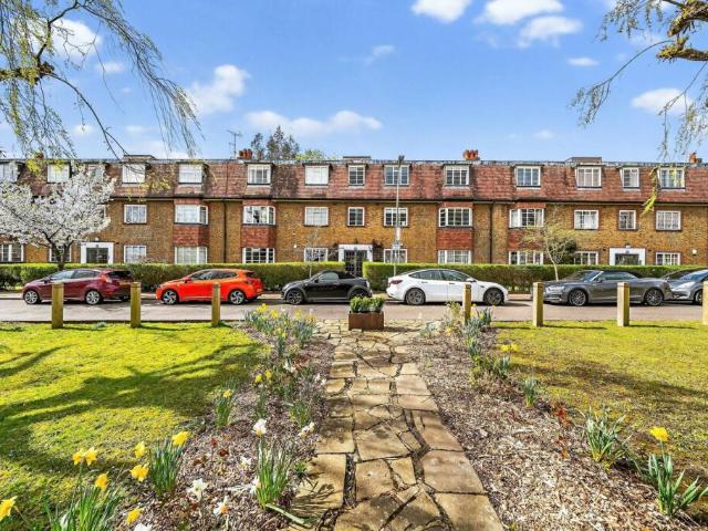 Flat for sale in Hampstead Garden Suburb, Greater London
