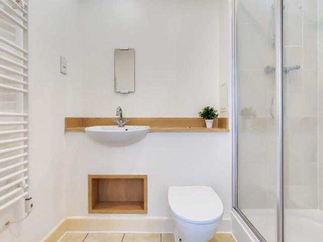 Flat for sale in Bow, Greater London