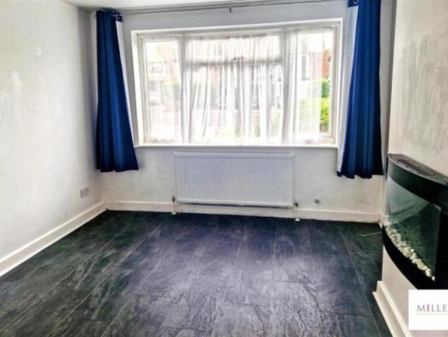 Flat for sale in Pilgrims' Hatch, Navestock Side