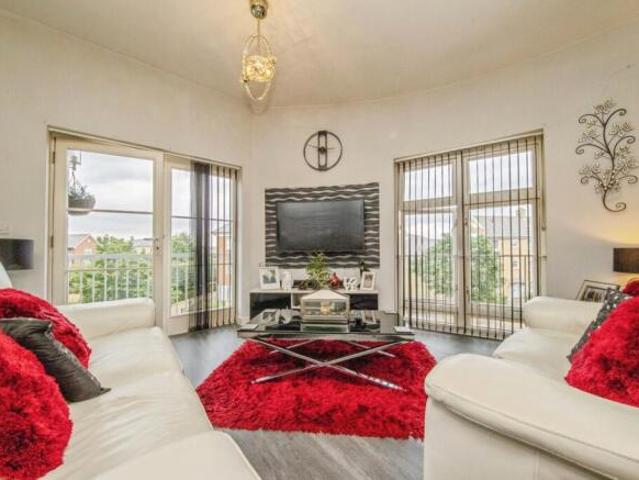 Flat for sale in Ravenswood, Key Street