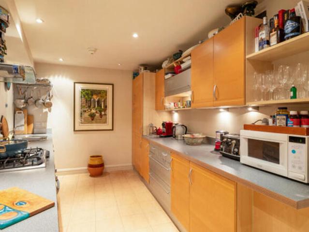Flat for sale in Earl's Court, Greater London