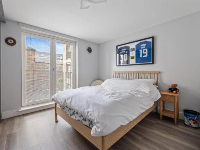 Flat for sale in Giffnock, Scotland