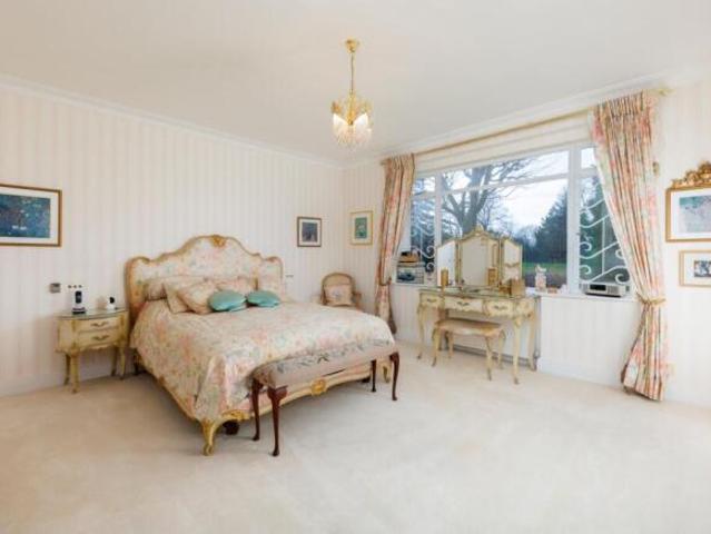 Flat for sale in Roehampton, Greater London