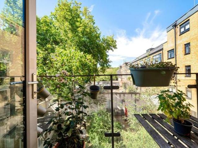 Flat for sale in Cat Hill, England
