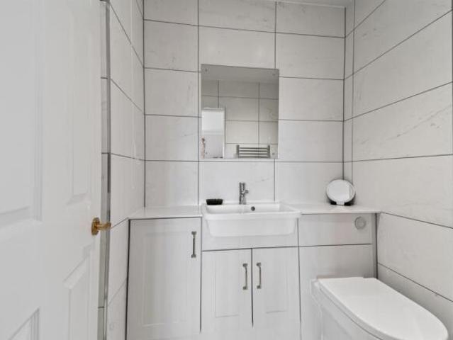 Flat for sale in Clarkston, Scotland