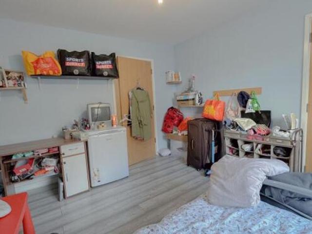 Flat for sale in Carshalton, Greater London