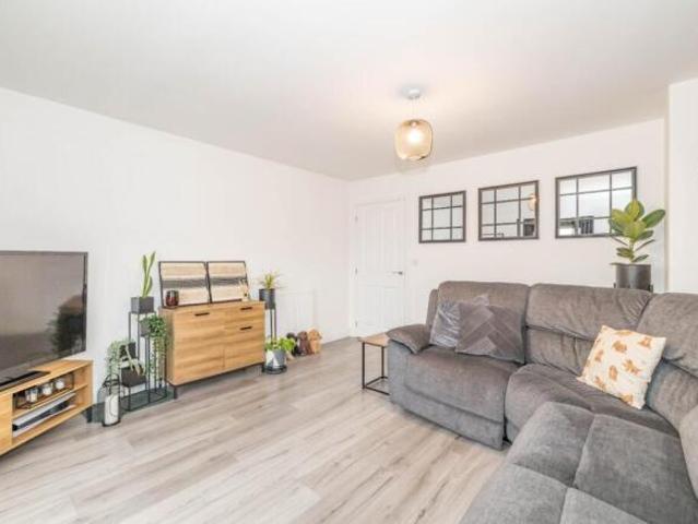 Flat for sale in The Bridge, Kent