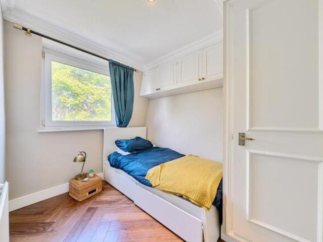 Flat for sale in Earl's Court, Greater London