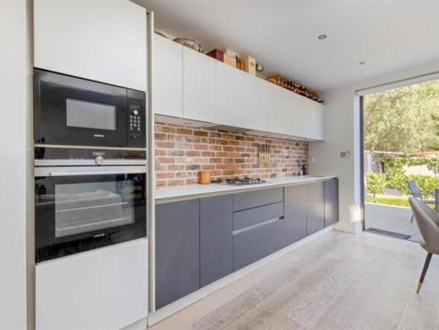 Flat for sale in London Borough of Merton, Raynes Park