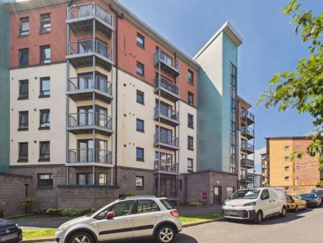 Flat for sale in Lochend, Scotland