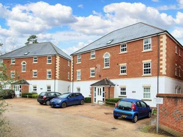House for sale in Fleet, Hart
