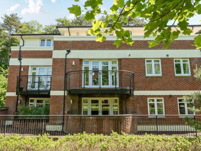 Flat for sale in Sleepers' Hill, Hampshire