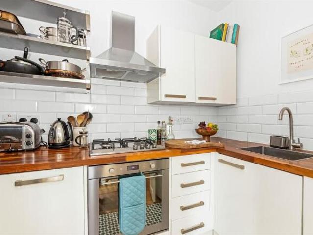 Flat for sale in London Borough of Southwark, Greater London