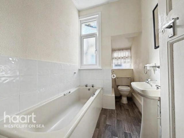 Flat for sale in Alton Barnes, Essex