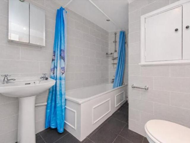 Flat for sale in Shepherd's Bush, Greater London