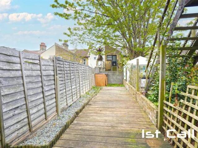 Flat for sale in Southend City Centre Neighbourhood, Alton Barnes
