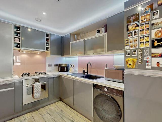 Flat for sale in Hillhead, Scotland