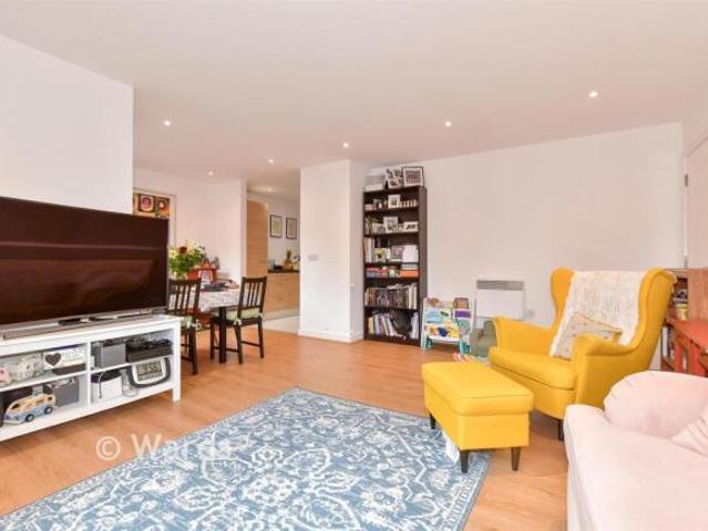 Flat for sale in The Bridge, Kent