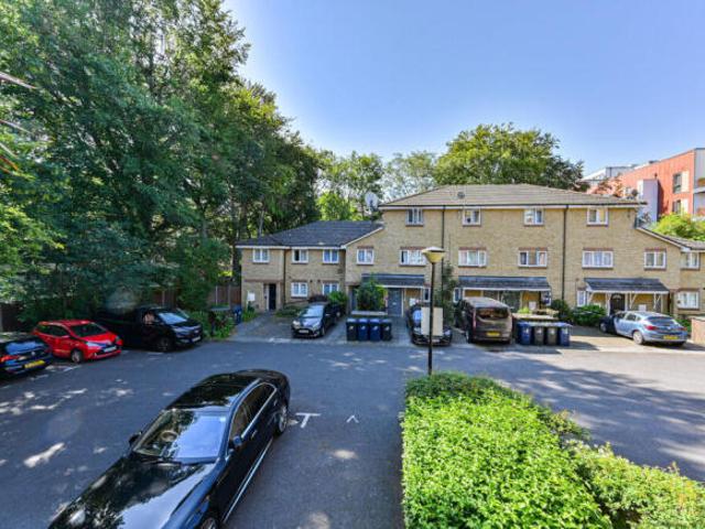 Flat for sale in Acton, Greater London
