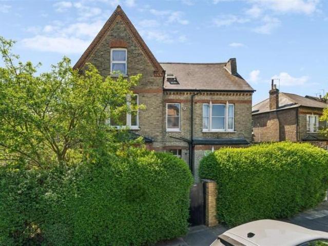 Flat for sale in Chiswick, Greater London